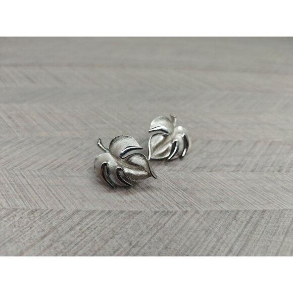 Vintage Crown Trifari Brushed Silver Tone Leaf Signed Clip-On Earrings - Picture 7 of 7